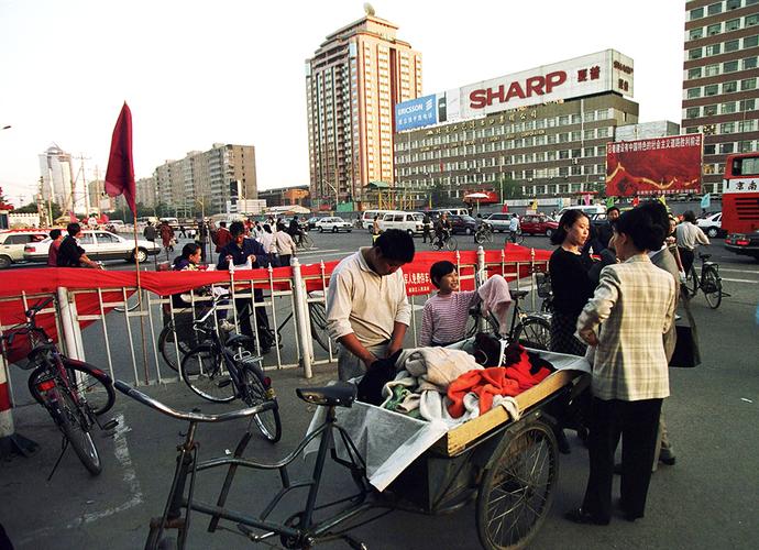 1997年10月19日,北京,街头卖衣服的人.