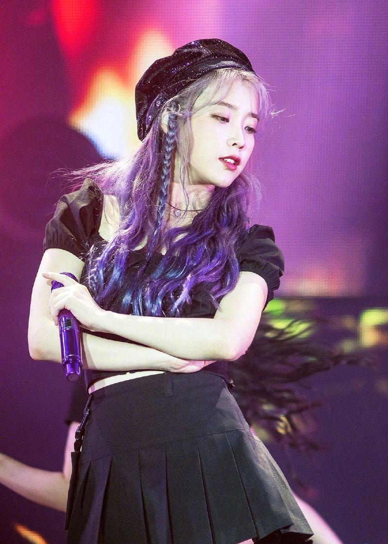 演唱会上的iu李知恩,一头紫色长发