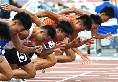 图为男子百米决赛参赛选手起跑瞬间.新华社记者彭子洋 摄