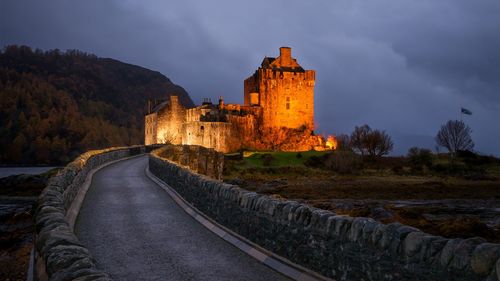 夜,城堡,照明,路径 壁纸