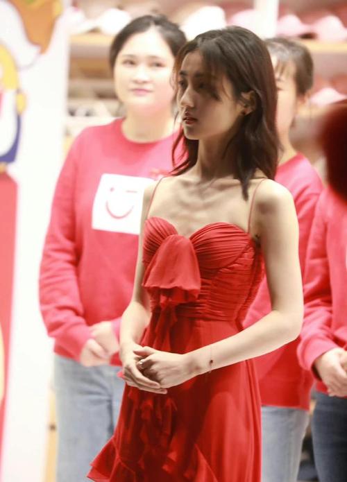 张子枫越来越有气质了,穿一袭红色吊带裙出席活动,优雅又迷人