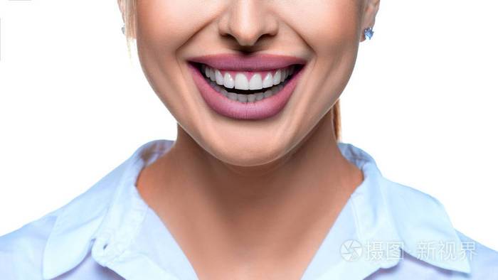 一个微笑的女人的照片牙齿美白概念