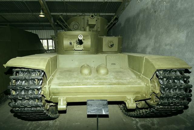 二战t-35重型坦克:独创5炮塔设计,喷吐火焰的战场巨兽!