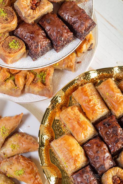 什锦baklava一种土耳其甜点放在装饰板上