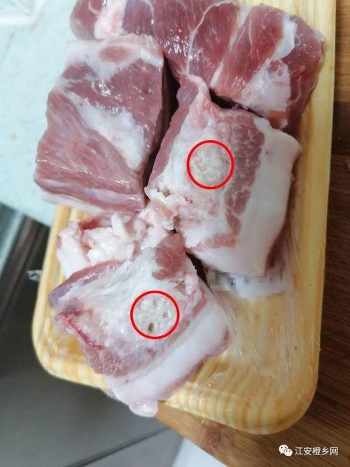 网友把前腿肉的其中一小块切开后,发现猪肉中间竟然有一块乳白色的不