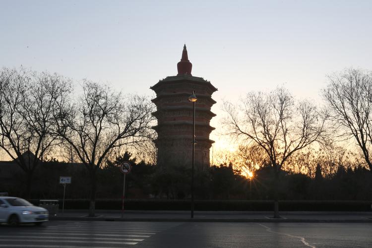 河南安阳:新年第一缕曙光下的文峰塔