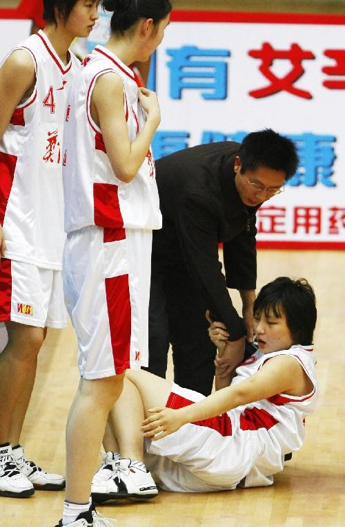 图文:城运会女篮上海胜郑州得第五 比赛受伤