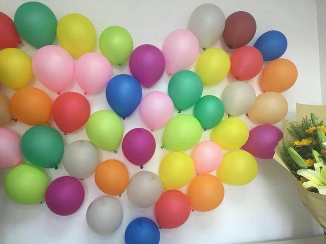 由多彩的气球拼接成的爱心象征着内四科医务人员服务患者奉献患者的