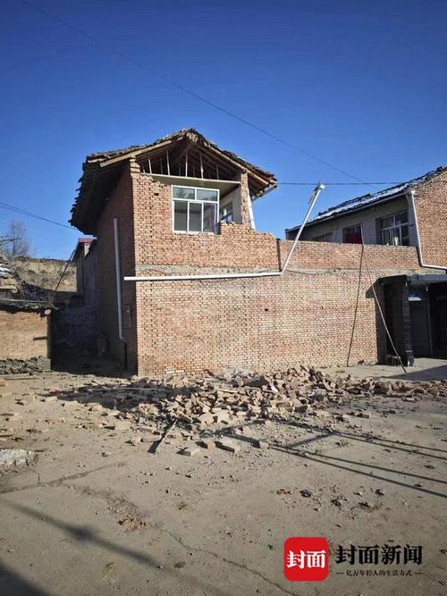 甘肃积石山地震亲历者当地气温零下14度左右村中部分房屋坍塌成危房