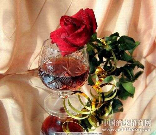 记者调查发现,鲜花与葡萄酒价格普遍上涨,9枝七色玫瑰售价699