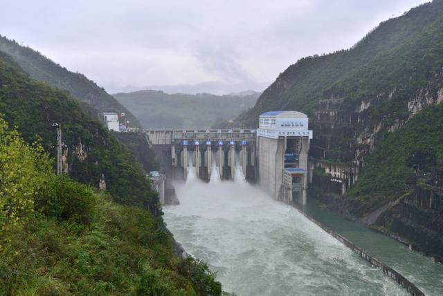 贵州思南:思林发电厂11年首次秋汛开闸泄洪