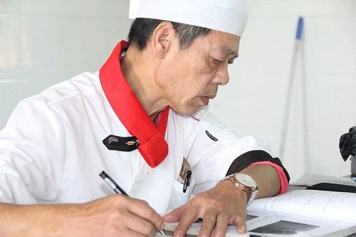 他就是拥有三十余年烹饪经验的闽菜粤菜大师林祥钟老师