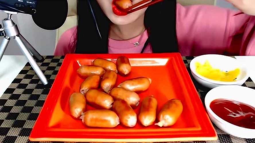 韩国小美女吃小香肠,慢慢嚼动着,看着很有嚼劲的样子