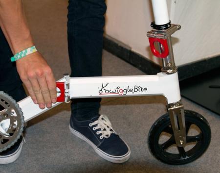 这辆德国制造的kwiggle bike自行车号称世界最小的折叠车,折叠后体积
