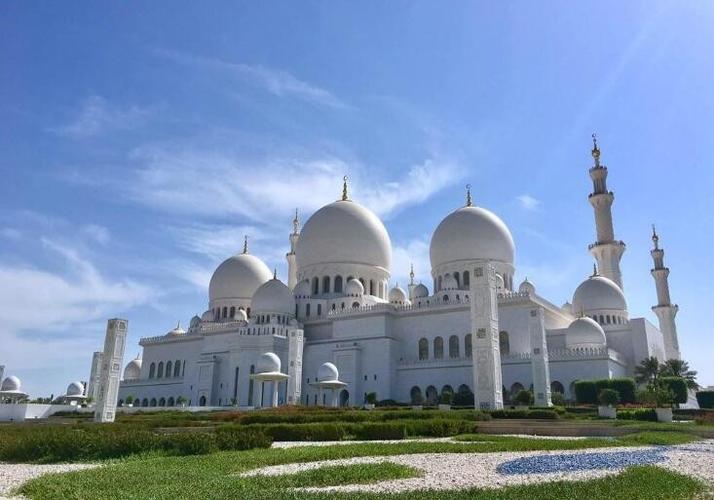 禁寺又名麦加大清真寺是世界著名的清真大寺,伊斯兰教第一大圣寺,始建