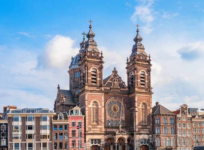 在荷兰阿姆斯特丹历史中心的圣尼古拉斯教堂阳光明媚的一天