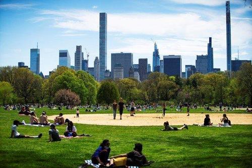 天气回温!纽约中央公园涌现人潮 州长提醒尊重社交距离戴口罩