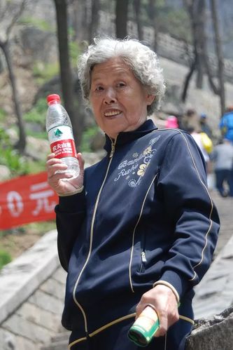 2015年5月,74岁的华发老人山东泰安爬泰山.