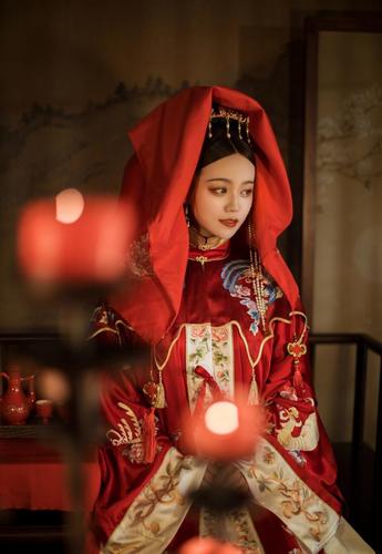 最有气节的明朝,允许平民女子以皇家穿戴出嫁,中国红就是大气