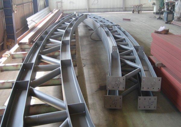 型钢结构是大容量发电机组的重要承重构件,具有以下几个特点:1)跨度长