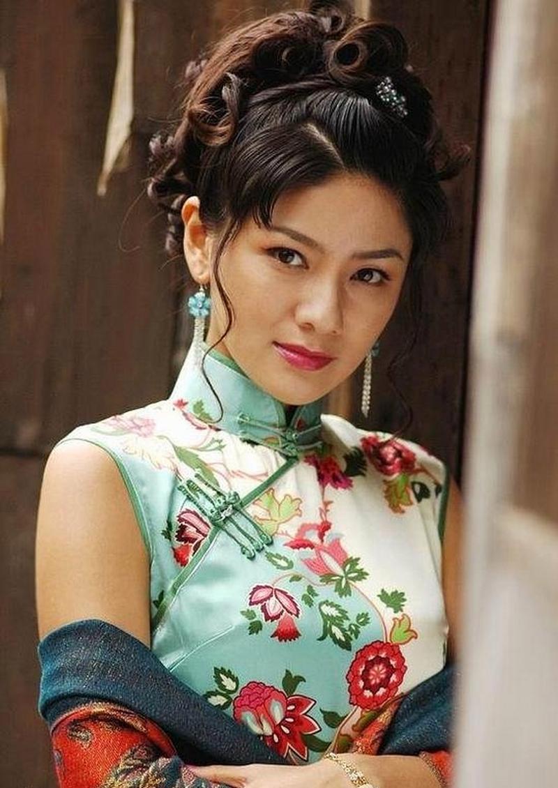 胡可,1975年12月出生于浙江省嘉兴市,中国内地女演员,主持人.