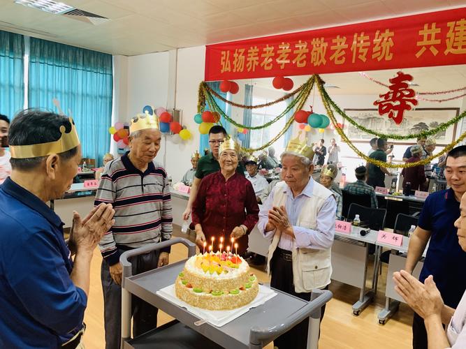年高龄老人集体祝寿会 写美篇      活动现场洋溢着欢乐祥和的气氛