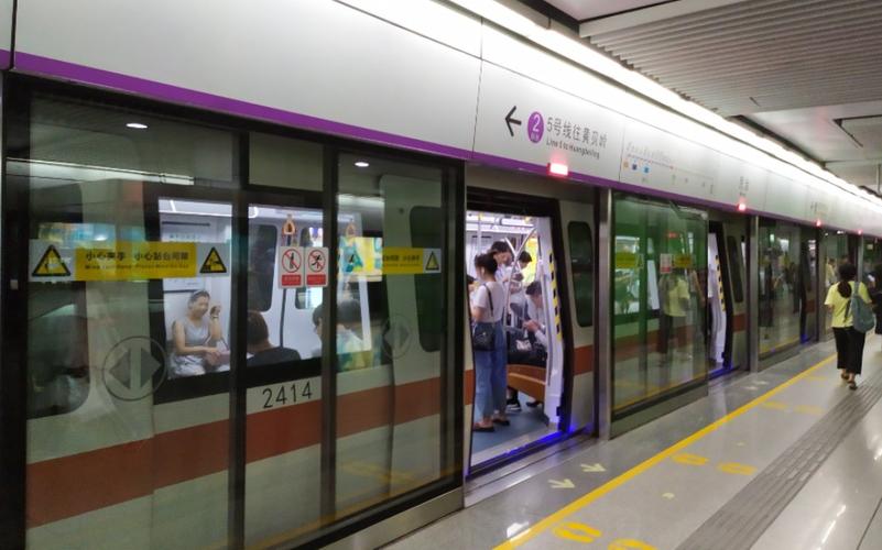 深圳地铁2号线列车(241号车)在5号线运营进民治站