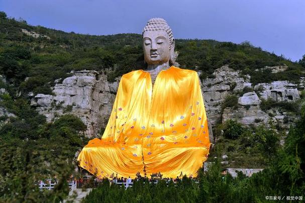蒙山大佛开凿于北齐天保年间,本是蒙山开化寺后的摩崖佛像.
