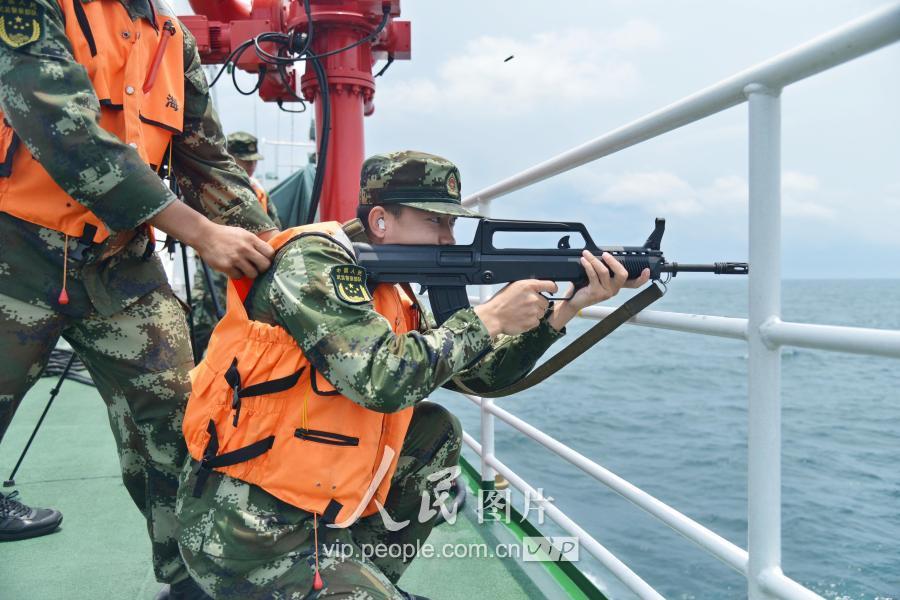 武警广东海警开展海上多型武器实弹射击