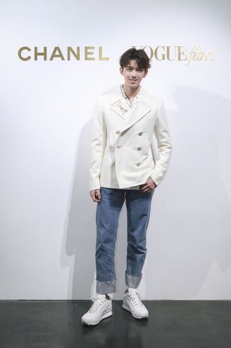 吴磊身着经典大衣出席时尚电影之夜 典雅中透着俏皮的白衣小王子