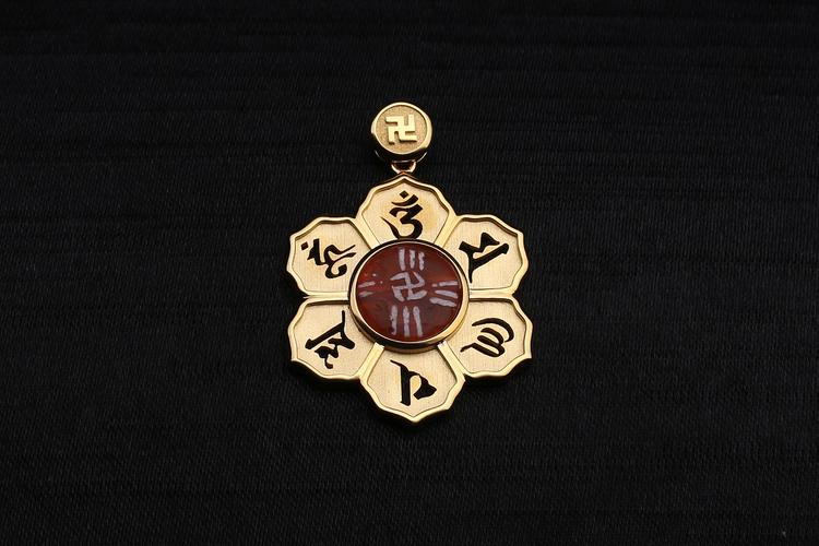 根据珠子上面的图案万字符结合佛教元素六字真言所做的一款设计