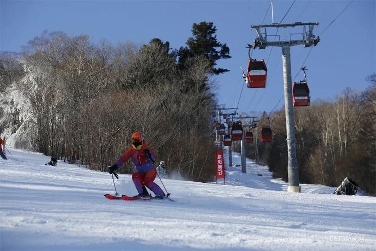 第十九届亚布力滑雪节昨日启幕帽儿山高山滑雪场首滑