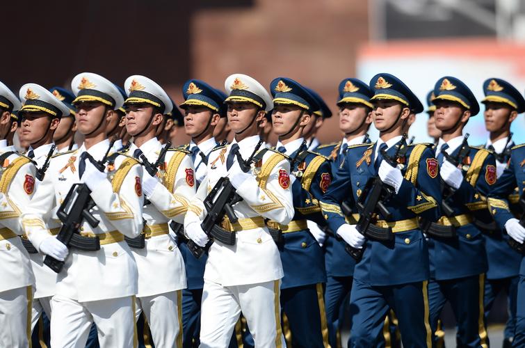 在俄罗斯首都莫斯科红场,中国人民解放军三军仪仗队方阵行进在阅兵式