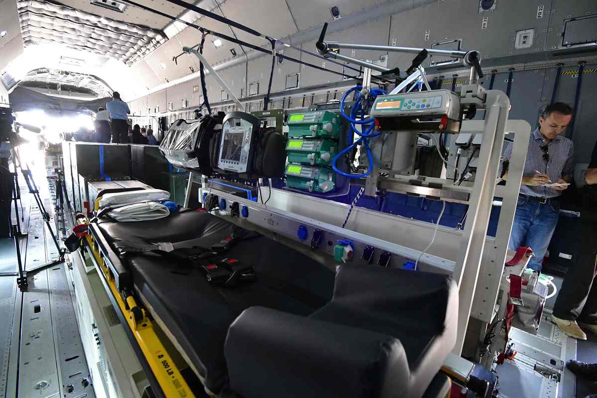 德国展示配备医疗设备的a400m军用运输机(1)