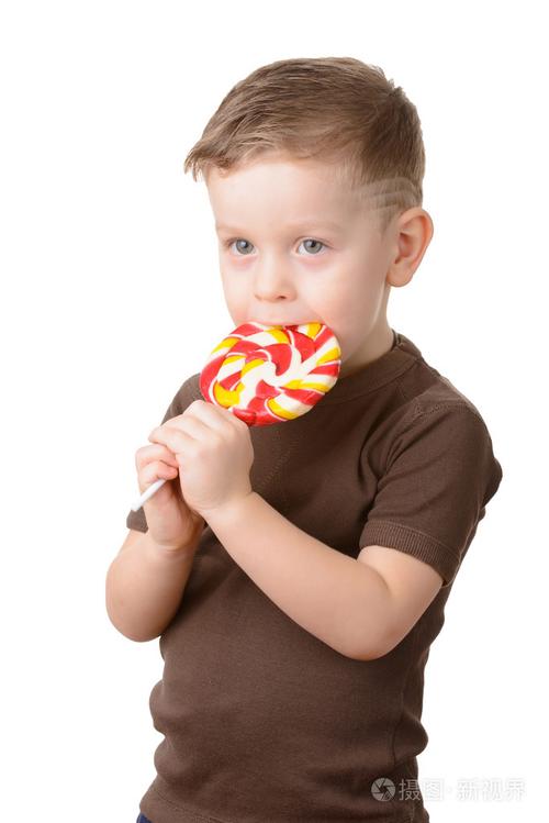在白色背景上吃棒棒糖的小男孩