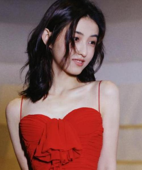 张子枫未修生图流出,被网友公开批评:她的胸碍了谁的美梦?