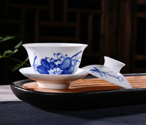 名称:景德镇青花瓷手绘荷花盖碗功夫茶具套装 类型: 手绘青花瓷茶具