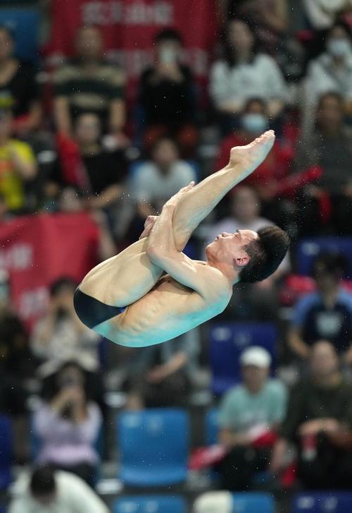 举行的2023年跳水世界杯西安站男子10米台决赛中,中国选手杨昊以574