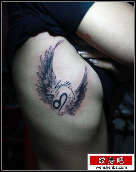 女人侧胸好看的黑白翅膀纹身图案