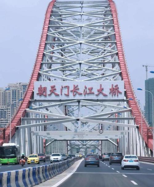 朝天门是重庆旅游的必去之地,这里江水清浊分明,北有朝天门大桥