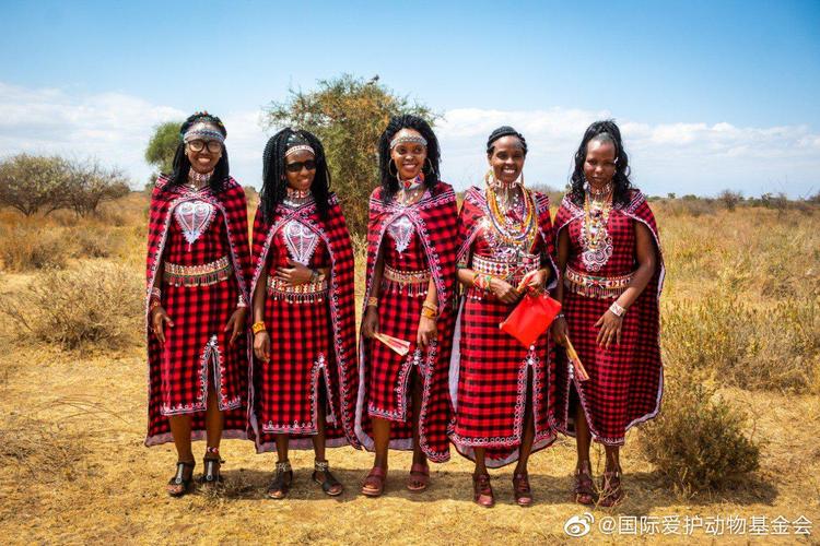 purity是我们肯尼亚 #雌狮队# 的队员,感觉姑娘们穿上传统服装都认不
