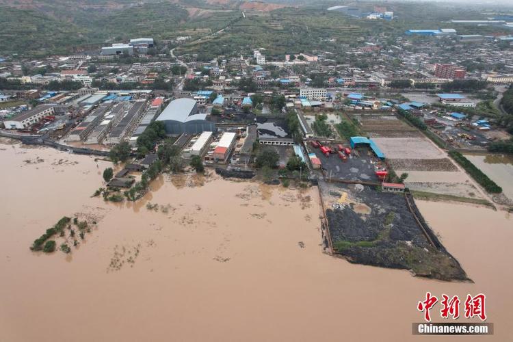 10月10日,山西省介休市义棠镇汾河沿岸部分民房遭遇水灾.