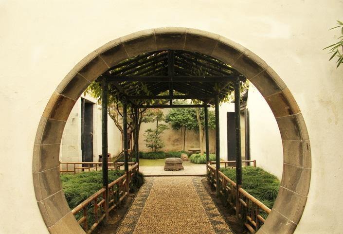 苏州中国传统园林中的一扇圆门,中国最佳游览胜地之一