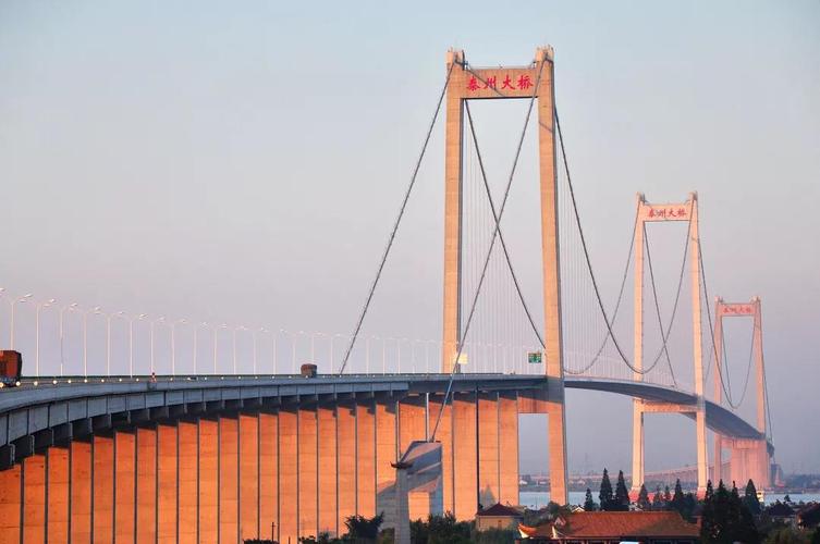 > 正文9月4日,作为世界首座千米级多塔连跨悬索桥的泰州长江公路大桥