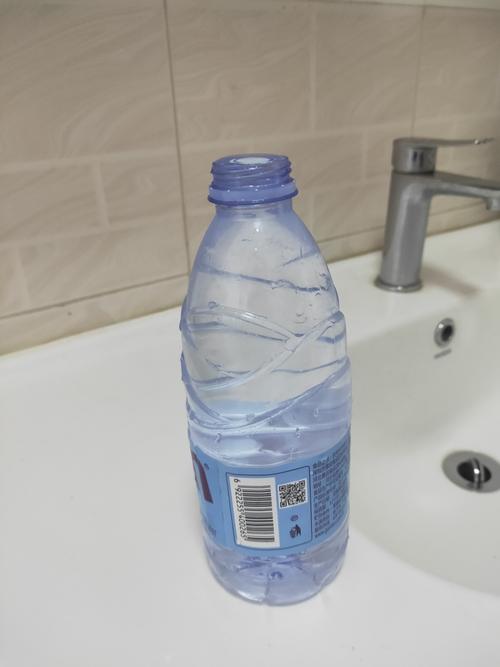 将瓶子装满水.