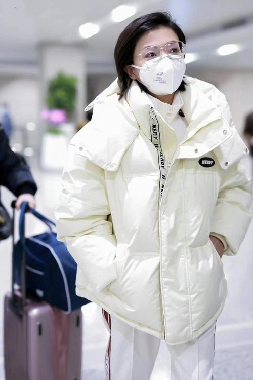万茜现身机场,白色羽绒服搭配运动裤,休闲保暖很显气质!