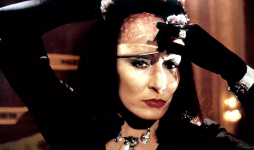 1990年上映影片《女巫》中的安杰丽卡·休斯顿