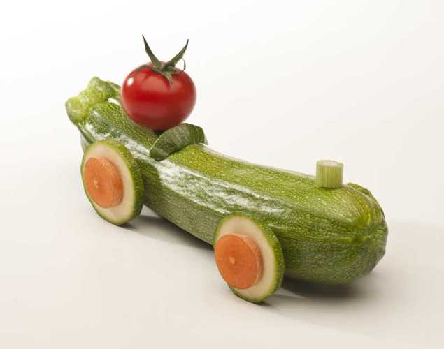 创意蔬菜组合成的小车