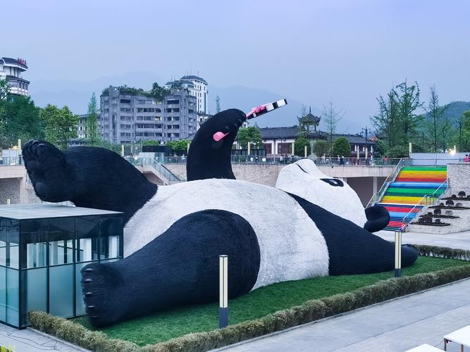 悠闲熊猫自拍拍摄于都江堰水文化广场