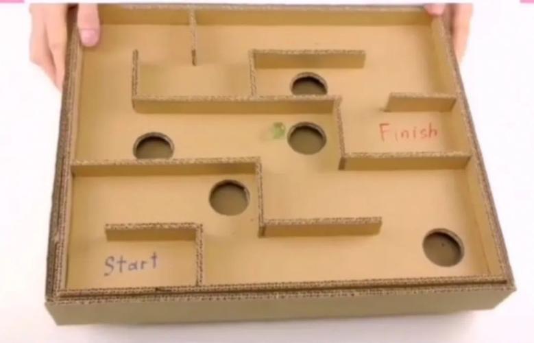 拓展:宝宝,你还能将哪些材料和纸箱一起做出更有趣的迷宫呢?